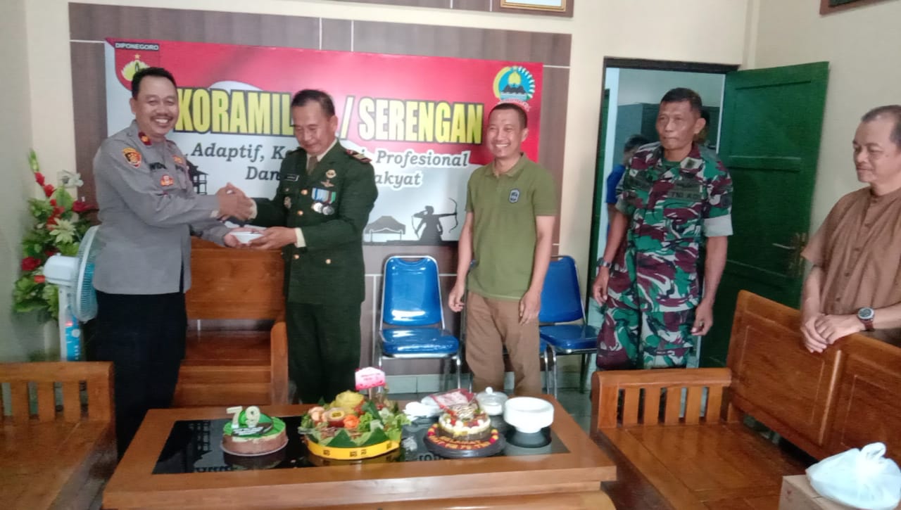 Ucapkan Selamat HUT Ke – 79 TNI Kapolsek dan Camat Serengan Datangi Koramil 03/Serengan.