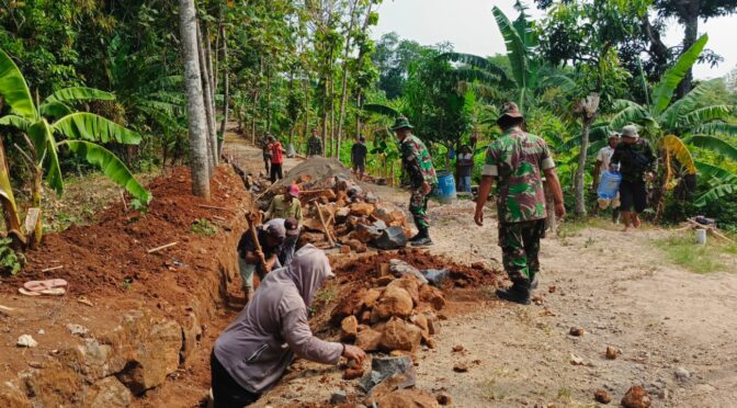 Rabat Beton memperlancar Akses Jalan Warga Blok Cidilem.