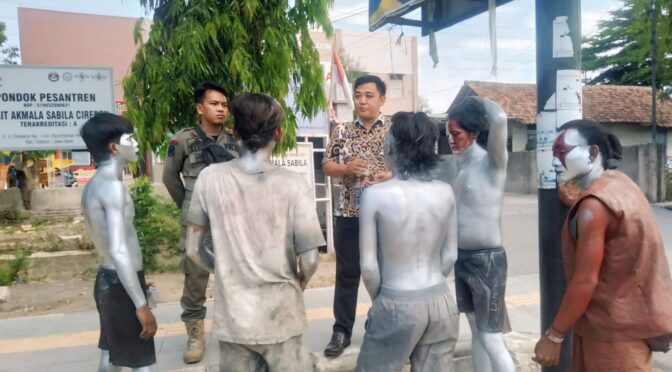 Seksi Trantib Kecamatan Talun Berikan Himbauan Humanis kepada Manusia Silver, Pengamen, dan Pengemis di Lampu Merah Talun