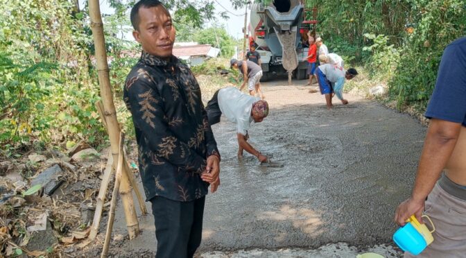 Haji Aas Inisiasi Perbaikan Jalan ke Blok Kemira dengan Rabat Beton K-250