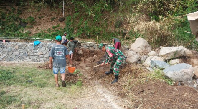 Kerja Bakti Pembuatan Senderan Saluran Air