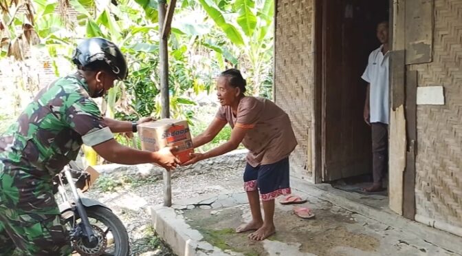 Babinsa Koramil 0620-01/Gunung Jati Berikan Sembako untuk Warga Tidak Mampu