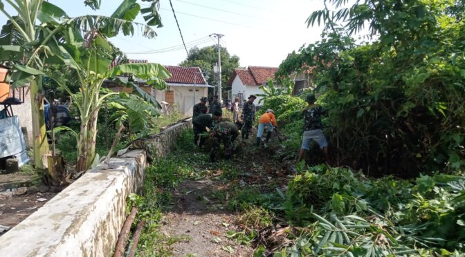 Karya Bakti Bersama Masyarakat Sarabau, Bersihkan Selokan dan Jalan Tertumbuhi Rumput