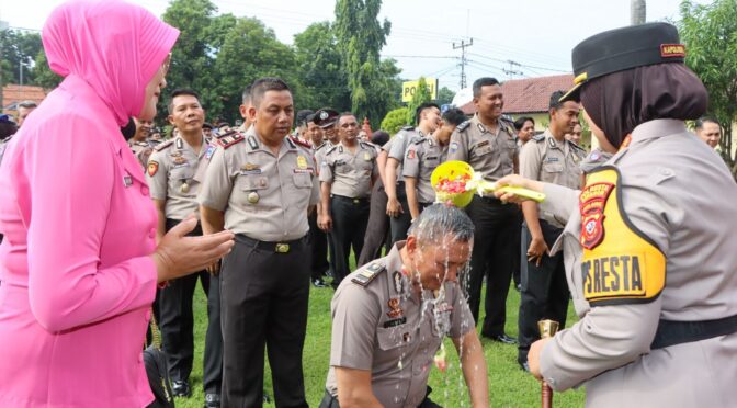 Kapolresta Cirebon Pimpin Upacara Korps Rapot Kenaikan Pangkat Periode Januari 2025