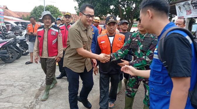 Babinsa Sambut Pj. Bupati Tinjau Pasca Banjir Semalam