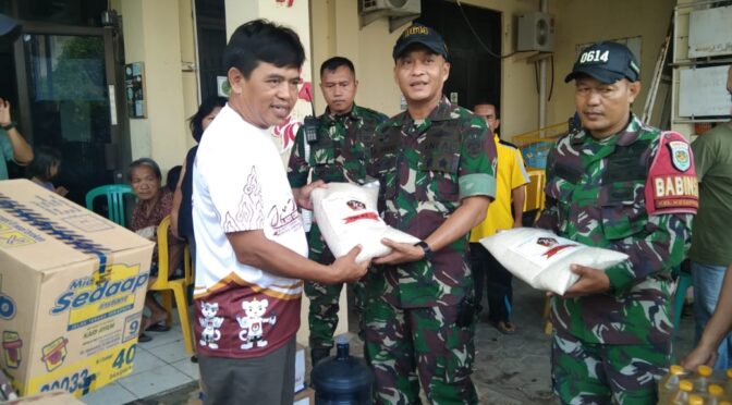 Dandim 0614/Kota Cirebon Tinjau Lokasi Pasca Banjir dan Bagikan Bansos Kepada Warga Terdampak