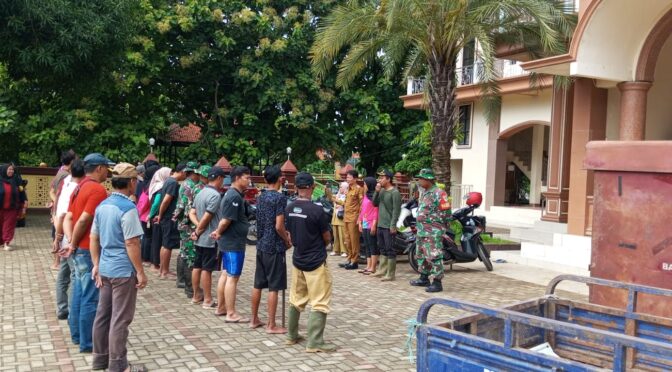 Koramil 0620-14/Weru Gelar Karya Bakti Pasca Banjir di Desa Setu Wetan