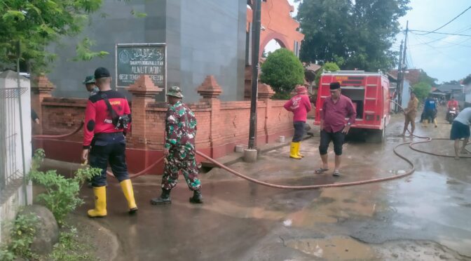 Kegiatan Pembersihan Pasca Bencana Banjir di Desa Gesik, Kecamatan Tengah Tani, Kabupaten Cirebon