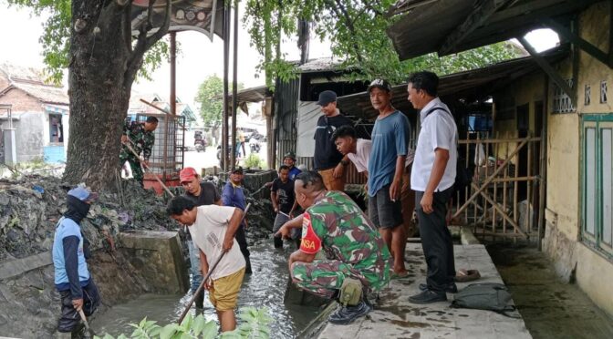Serma Solihin (Babinsa) Pembersihan Saluran Irigasi Skunder BG 6 Gempol