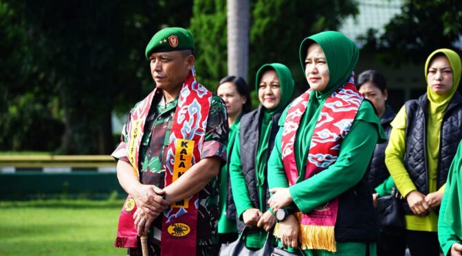 Danrem 063/SGJ, Ketua Persit Kartika Chandra Kirana Korcab Rem 063 PD III Siliwangi mendampingi Pangdam III/Siliwangi