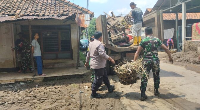 Gotong Royong Pembersihan/Karya Bhakti Pasca Bencana Banjir di Desa Palir Kabupaten Cirebon