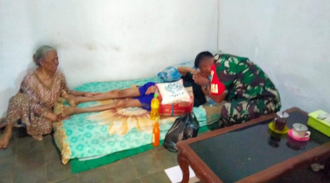 Koptu Edi Sudrajat, Babinsa Desa Klayan, Berikan Sembako kepada Warga Fakir Miskin