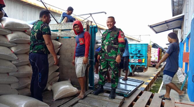 Babinsa Larangan Lakukan Monitoring Pengadaan Stok Beras Lokal di Gudang Bulog Kota Cirebon
