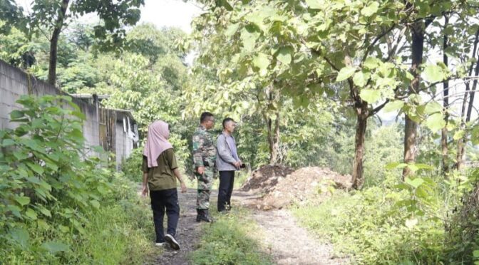 Babinsa Argasunya Tinjau Tanah Longsor di Perbatasan Dua Wilayah