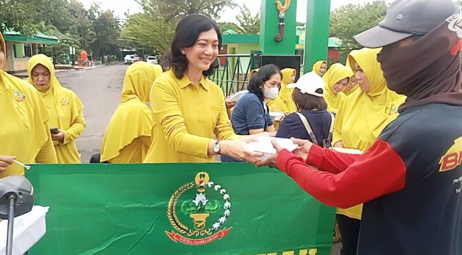 Persit KCK Cab. XXV Kodim 0614/Kota Cirebon Gelar Kegiatan Jumat Berkah Bersama GMFKPPI, Paguyuban Payung Suci, dan Komunitas KCKC