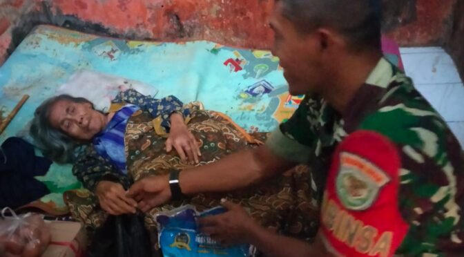 Serma Suci Babinsa Mayung Koramil 0620-01/Gunung Jati Berikan Sembako kepada Fakir Miskin