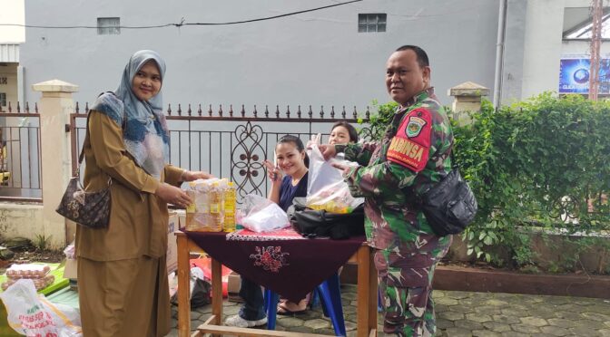 Babinsa Laksanakan Pendampingan Kegiatan Operasi Pasar Murah Bersubsidi di Wilayah Kota Cirebon