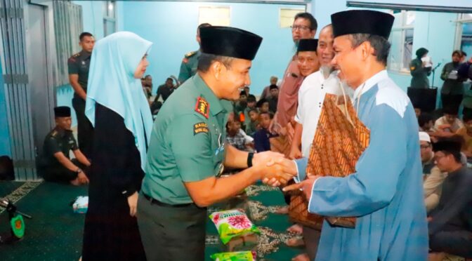 Danrem 063/SGJ gelar buka bersama dengan para santri dan anak yatim di ponpes Al Qolam