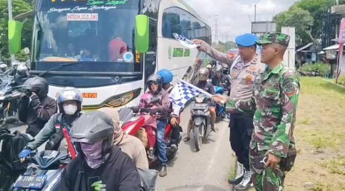 Sinergitas Tanpa Batas: TNI-Polri Amankan Arus Mudik di Perbatasan Kota Jelang Lebaran