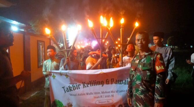 Babinsa Kecomberan, Serma Nursidin Koramil 0620-03/Talun,melaksanakan pengawalan pawai obor