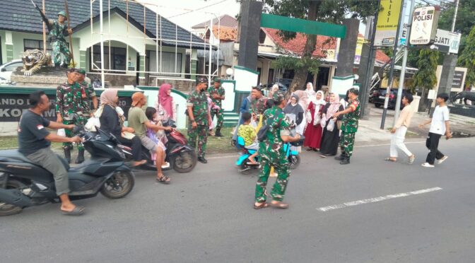 Danramil, Anggota Koramil, dan Ibu Persit Koramil 0620-01/Gunung Jati Gelar Kegiatan Pembagian Takjil dan Buka Puasa Bersama