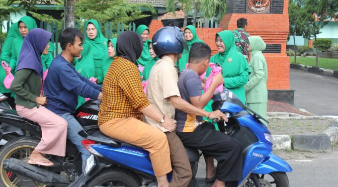 Persit Kartika Chandra Kirana Cabang XXX Bagikan Takjil kepada Masyarakat yang Melintas di Jalan Raya