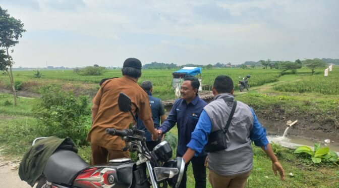 Babinsa Dampingi PPL pemdes dengan PLN Cabang cirebon di Desa Slangit