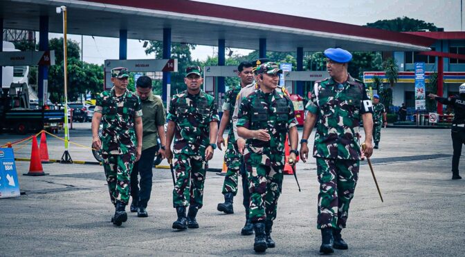 Danrem 063/SGJ mendampingi Pangdam III/SLW dalam rangka kunjungan Panglima TNI pantau arus mudik di Rest Area KM 57 Cikampek