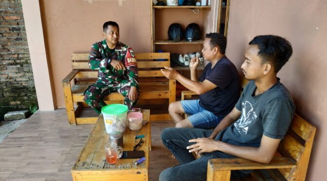 Babinsa Kelurahan Sukapura Laksanakan Anjangsana Bahas Pertanian dan Penjualan Gabah