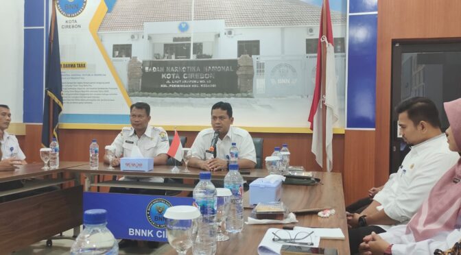 Babinsa Kel. Panjunan dan Pemerintah Kelurahan Panjunan Hadiri Rapat Keluarga Anti Narkoba Bersama BNN Kota Cirebon.