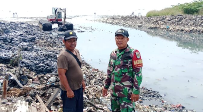 Babinsa Kelurahan Kesepuhan Laksanakan Pengerukan Lumpur di Muara Sungai Cipadu