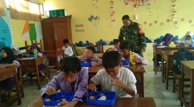 Monitoring Program MBG,Babinsa : Pendukung Generasi Penerus Bangsa.