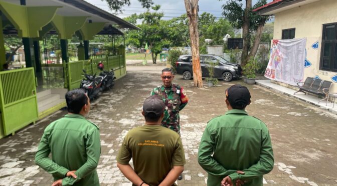 Babinsa Kalijaga Laksanakan Apel Satlinmas untuk Tingkatkan Keamanan Lingkungan