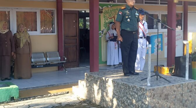 DANRAMIL 0620-01/GUNUNG JATI MENJADI INSPEKTUR UPACARA DAN BERIKAN PEMBINAAN KEDISIPLINAN DI SMPN 2 GUNUNG JATI