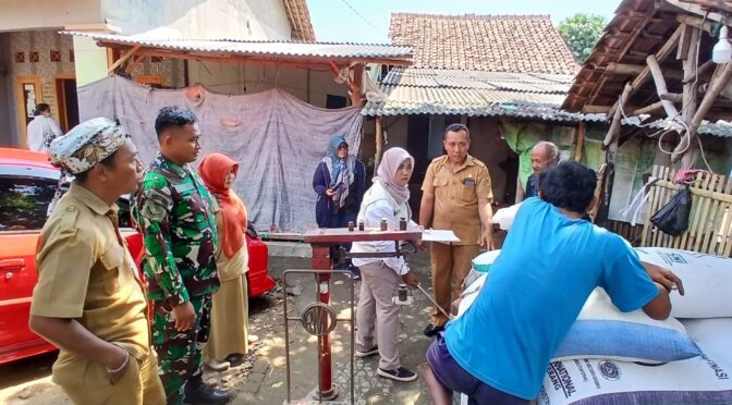 Babinsa Kalikoa Dampingi Penyerapan Gabah Petani oleh Bulog Cirebon