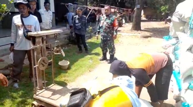 Babinsa Desa Battembat Dukung Penyerapan Gabah Petani oleh Bulog Cirebon