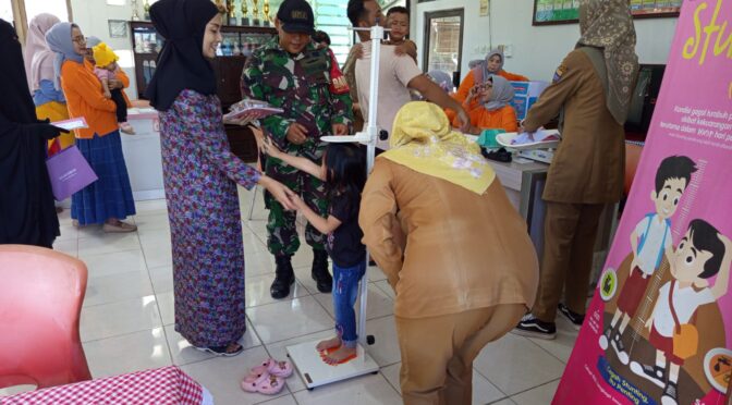 Babinsa Kelurahan Larangan Dampingi Kegiatan Pemeriksaan Kesehatan Balita dan Lansia.