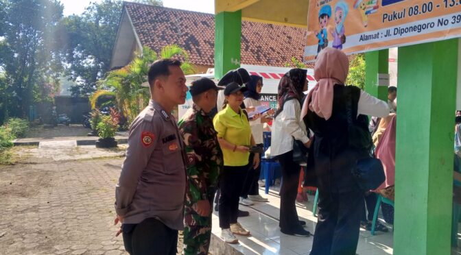 Babinsa dan Bhabinkamtibmas Kelurahan Kesenden Dampingi Kegiatan Pemeriksaan dan Pengobatan Gratis