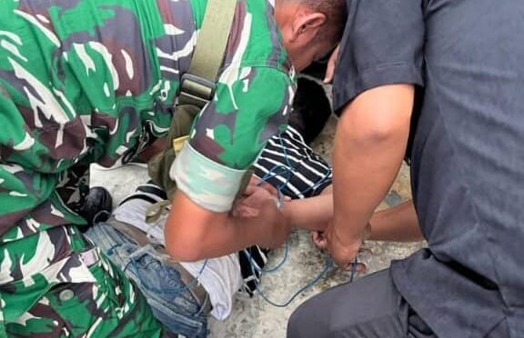 Anggota Kodim 0615/Kuningan, Serka Deni Kusmayadi, menunjukkan aksi heroik dengan berhasil mengamankan seorang Ranmor Bersenpi