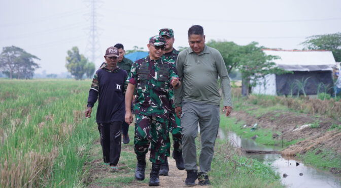 Komandan Korem 063/SGJ terjun langsung ke sawah