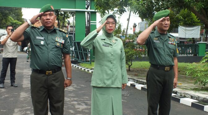 Komandan Kodim 0614/Kota Cirebon Lepas Anggota Purna Tugas Dengan Tradisi Sangkur Pora