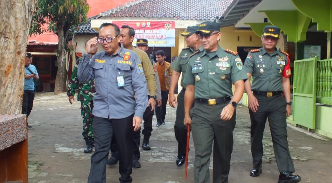 Dandim 0614/Kota Cirebon Dampingi Danrem 063/SGJ Tinjau Kampung Pancasila