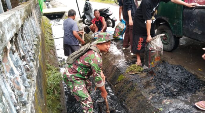 Babinsa Bersama Pemdes, Pramuka, dan Warga Guyub Jumat Bersih