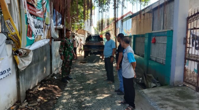 Babinsa Kelurahan Pekiringan Monitoring Perbaikan Jalan di Gg. Damai