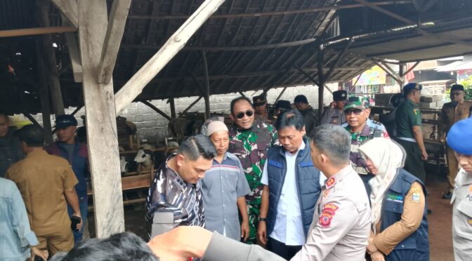 Kasdim 0614/Kota Cirebon Bersama Forkopimda Dampingi Wali Kota Monitoring Hewan Kurban Jelang Idul Adha 1446 H