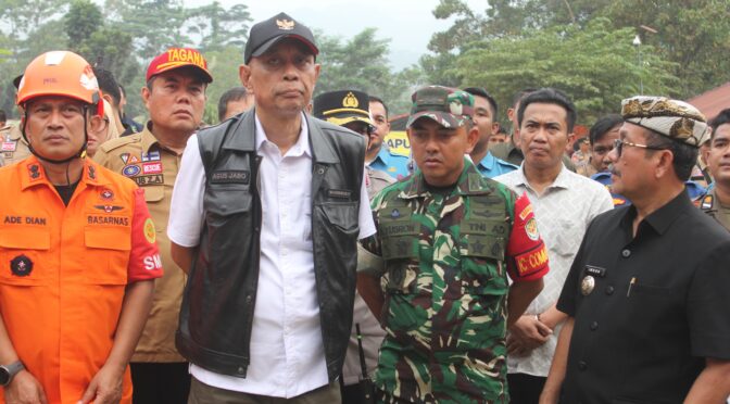 Dandim 0620/Kabupaten Cirebon Dampingi Wakil Menteri Sosial RI Berikan Santunan kepada Keluarga Korban Longsor Gunung Kuda