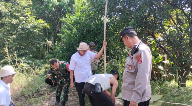 Danramil 1402/Harjamukti dan Babinsa Argasunya Dampingi DLH Kota Cirebon Pasang Spanduk Larangan Penambangan Pasir Ilegal