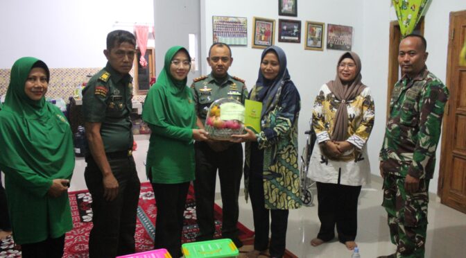 TALI ASIH, DANDIM 0620/KABUPATEN CIREBON BESERTA KETUA PERSIT KCK CABANG XXX MENJENGUK ANAK ANGGOTA YANG SAKIT