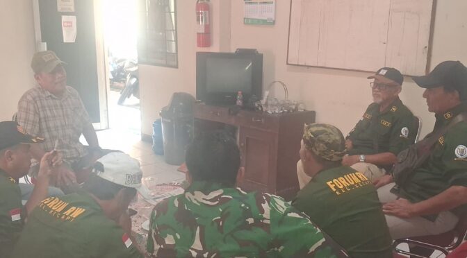 Perkuat Sinergitas : Babinsa, Bhabinkamtibmas, dan Lurah Kecapi Gelar Rapat Koordinasi Bahas Kamtibmas dan Jam Malam Pelajar