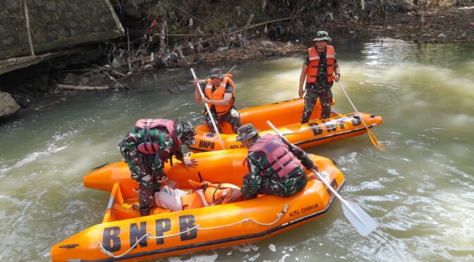 Kodim 0614/Kota Cirebon Gelar Latihan Penanggulangan Bencana Alam Banjir.